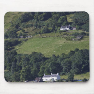 Ein Haus entlang dem Wasser Mousepad