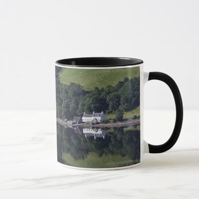 Ein Haus entlang dem Wasser Tasse (Rechts)