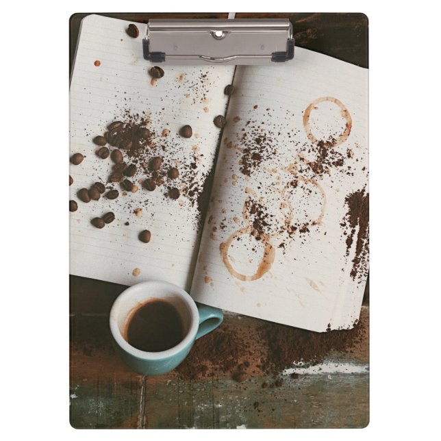 Ein heißer Schlammkaffee mit festem Buch und Bohne Klemmbrett (Vorderseite)