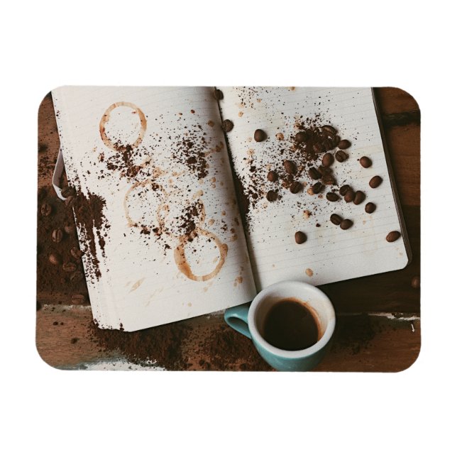 Ein heißer Schlammkaffee mit festem Buch und Bohne Magnet (Horizontal)