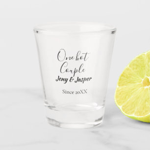 Ein heißes Paar fügt Namen seit dem Jahr 20XX Datu Schnapsglas