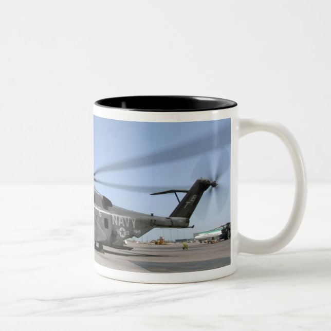 Ein Helikopter für den Drachenflieger MH-53E Zweifarbige Tasse (Rechts)