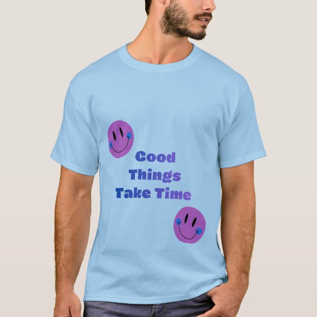 ein hellblaues T-Shirt mit halben Ärmeln (Vorderseite)