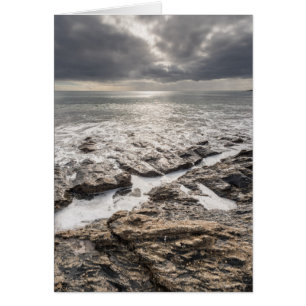 Ein heller, aber bewölkter Tag am Strand von Porth