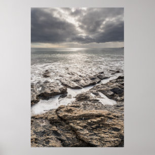 Ein heller, aber bewölkter Tag am Strand von Porth Poster