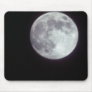 Ein heller Vollmond in einem schwarzen Nachthimmel Mousepad