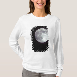 Ein heller Vollmond in einem schwarzen Nachthimmel T-Shirt