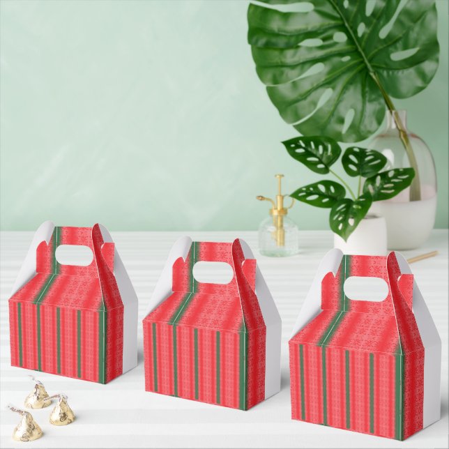 Ein hellroter Apfel sitzt auf einer schlichten, we Geschenkschachtel (Zahlreiche)