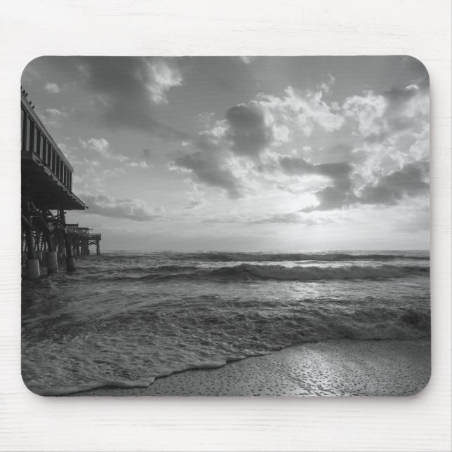 Ein herrlicher Strandmorgen in Graustufen Mousepad (Vorne)