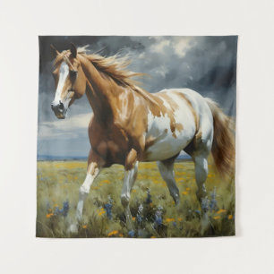 Ein herrliches Pinto Pferd auf der Wiese Wandteppich