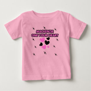 EIN HERZ, ROSA 1. GEBURTSTAGSPARTY BABY T-SHIRT