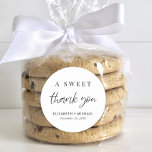 Ein herzlicher Dank für Ihre Gastgeschenk Hochzeit Runder Aufkleber<br><div class="desc">Ein moderner Aufkleber für Ihre Hochzeitsfeier mit dem Titel "A Sweet Danke" in einem schicken Drehbuch und eleganter Typografie,  Ihren Namen und Ihrem Hochzeitstag.</div>