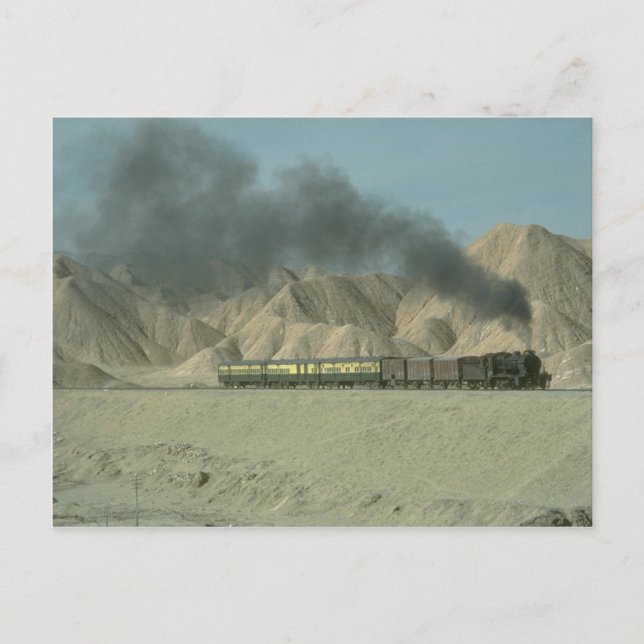 Ein HGS 2-8-0 wird in karger Landschaft in der Näh Postkarte (Vorderseite)