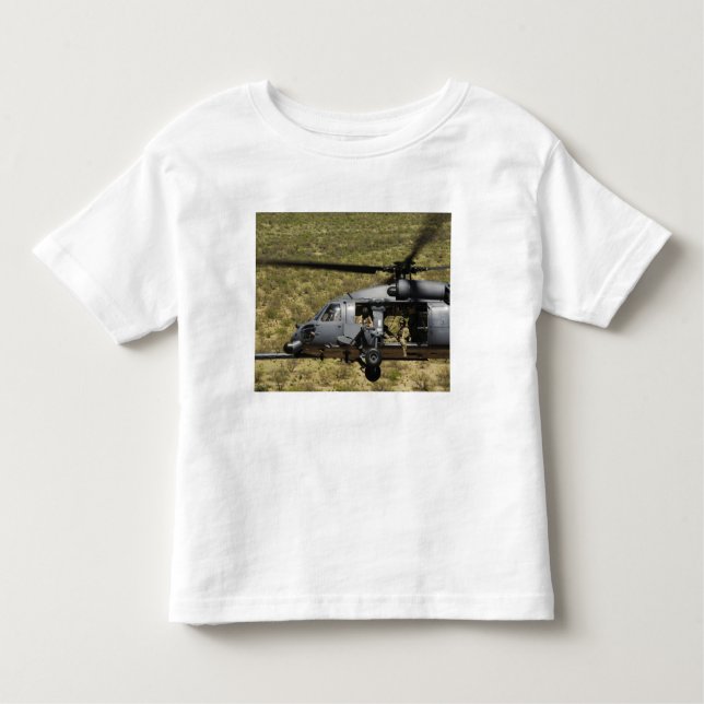 Ein HH-60 Pave Hawk fliegt über die Wüste Kleinkind T-shirt (Vorderseite)