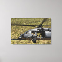 Ein HH-60 Pave Hawk fliegt über die Wüste