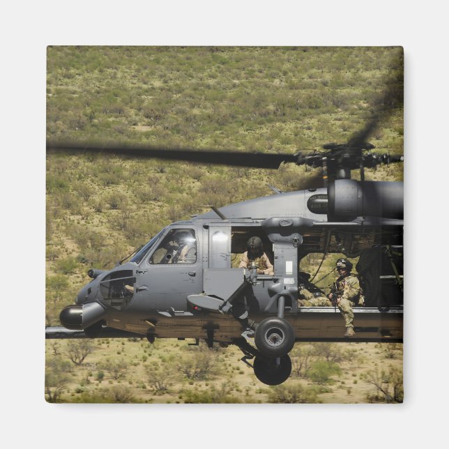 Ein HH-60 Pave Hawk fliegt über die Wüste Magnet (Vorne)