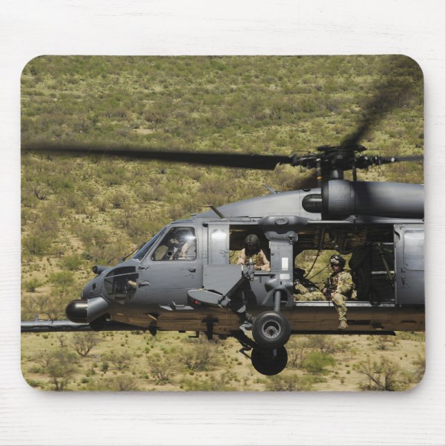 Ein HH-60 Pave Hawk fliegt über die Wüste Mousepad (Vorne)