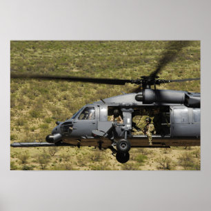 Ein HH-60 Pave Hawk fliegt über die Wüste Poster