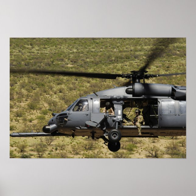 Ein HH-60 Pave Hawk fliegt über die Wüste Poster (Vorne)