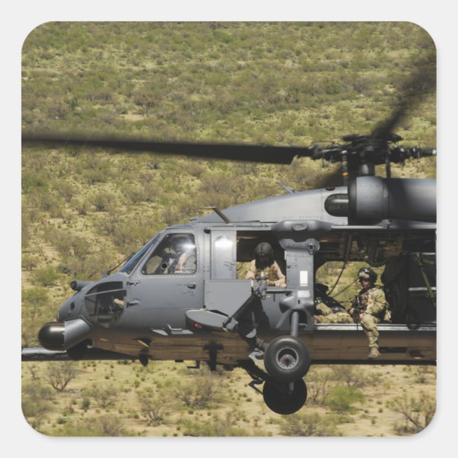 Ein HH-60 Pave Hawk fliegt über die Wüste Quadratischer Aufkleber (Vorderseite)