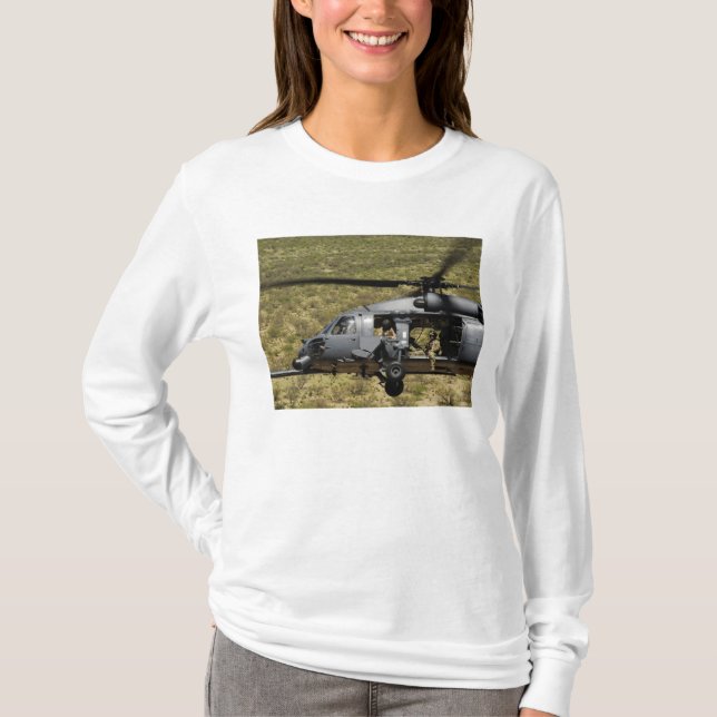 Ein HH-60 Pave Hawk fliegt über die Wüste T-Shirt (Vorderseite)