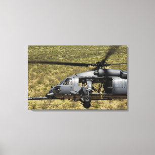 Ein HH-60 pflastern Falken fliegt über die Wüste Leinwanddruck