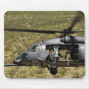 Ein HH-60 pflastern Falken fliegt über die Wüste Mousepad