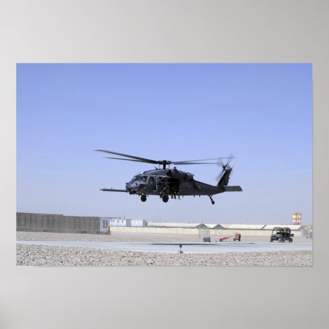 Ein HH-60G Pave Hawk startet vom Camp Bastio Poster (Vorne)