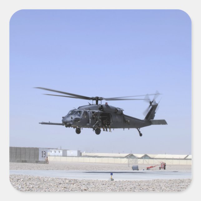 Ein HH-60G Pave Hawk startet vom Camp Bastio Quadratischer Aufkleber (Vorderseite)