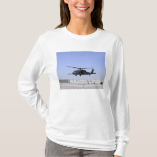 Ein HH-60G Pave Hawk startet vom Camp Bastio T-Shirt