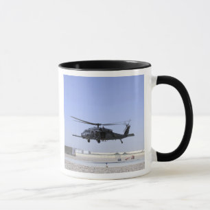 Ein HH-60G pflastern den Falken, der vom Lager Tasse