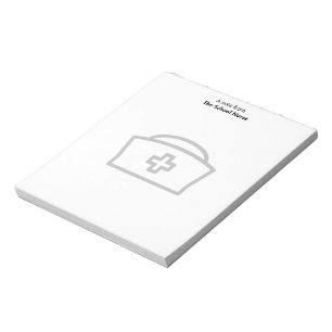 Ein Hinweis aus dem Schulkrankenhaus und dem Notiz Notizblock