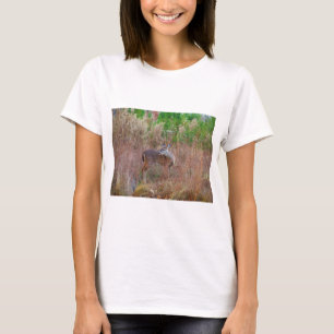 Ein Hirsch im großen Gras T-Shirt