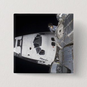 Ein hochwinkeliger Blick auf die Crew Button