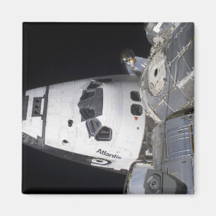 Ein hochwinkeliger Blick auf die Crew Magnet