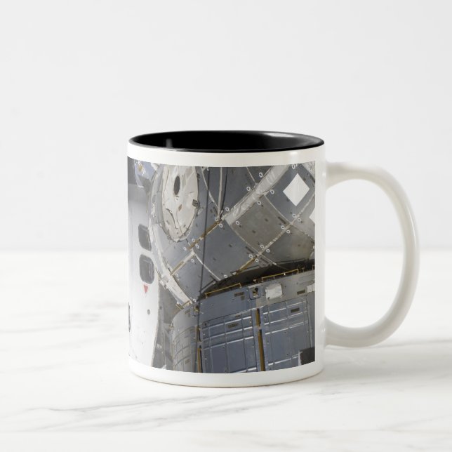 Ein hochwinkeliger Blick auf die Crew Zweifarbige Tasse (Rechts)