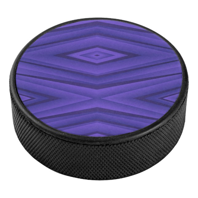 Ein Hockeypuck mit einem lebendigen, violetten geo Eishockey Puck (3/4)