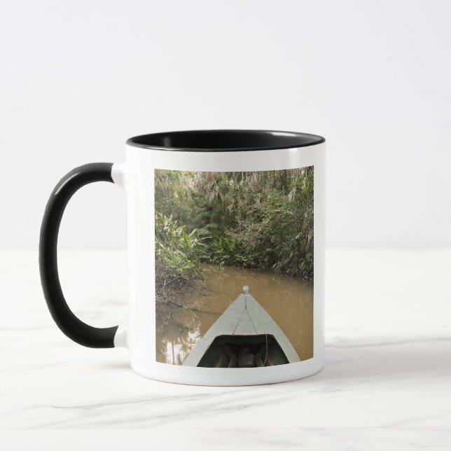 Ein hölzernes Kanu, das von Eucylptus Baum Tasse (Links)
