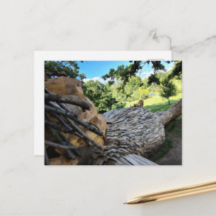 Ein hübscher Troll mit Holzhaaren schläft Postkarte