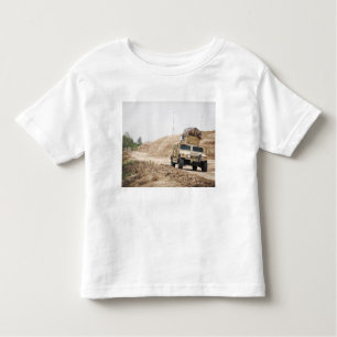 Ein Humvee leitet Sicherheit Kleinkind T-shirt