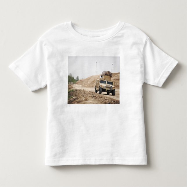 Ein Humvee leitet Sicherheit Kleinkind T-shirt (Vorderseite)