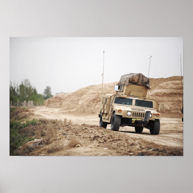 Ein Humvee leitet Sicherheit Poster (Vorne)