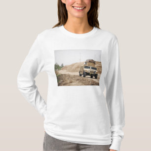 Ein Humvee leitet Sicherheit T-Shirt