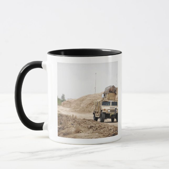 Ein Humvee leitet Sicherheit Tasse (Links)