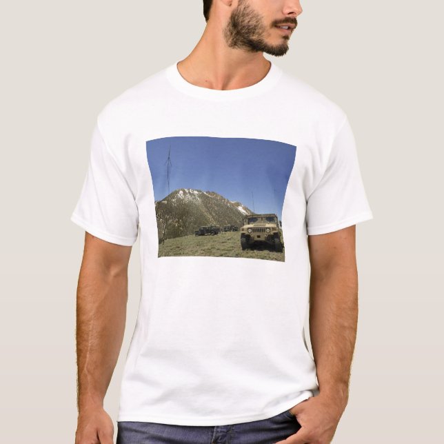 Ein Humvee wird am Ort der erneuten Übermittlung g T-Shirt (Vorderseite)