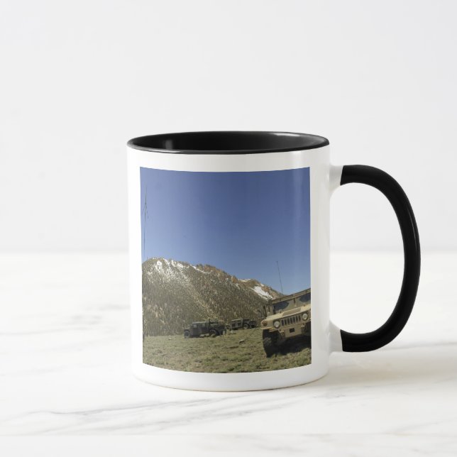 Ein Humvee wird am Ort der erneuten Übermittlung g Tasse (Rechts)