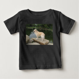 Ein Hund an einem Teich Baby T-shirt