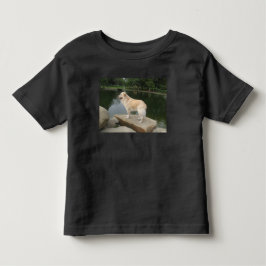 Ein Hund an einem Teich Kleinkind T-shirt
