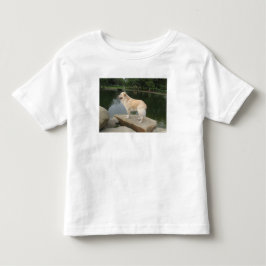 Ein Hund an einem Teich Kleinkind T-shirt