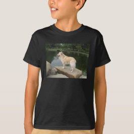 Ein Hund an einem Teich T-Shirt